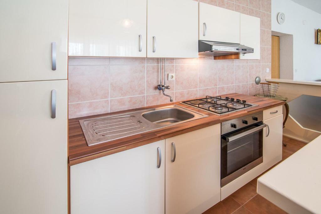 Beljan Apartments Кърк Екстериор снимка